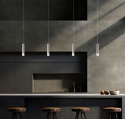 Moderne Akku-Pendelleuchte in einer stilvollen Küche, aus der Frontperspektive betrachtet.