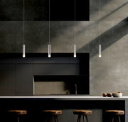 Moderne Akku-Pendelleuchte in einer stilvollen Küche, aus der Frontperspektive betrachtet.