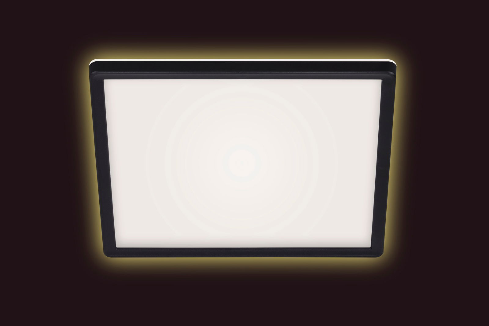 Rechteckige LED-Deckenleuchte mit schwarzem Rahmen, von unten betrachtet, mit sanftem Lichtschein an den Rändern.