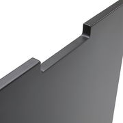 Nahaufnahme einer schwarzen, modernen Seitenplatte mit abgewinkelter Kante, perspektivisch von oben fotografiert.