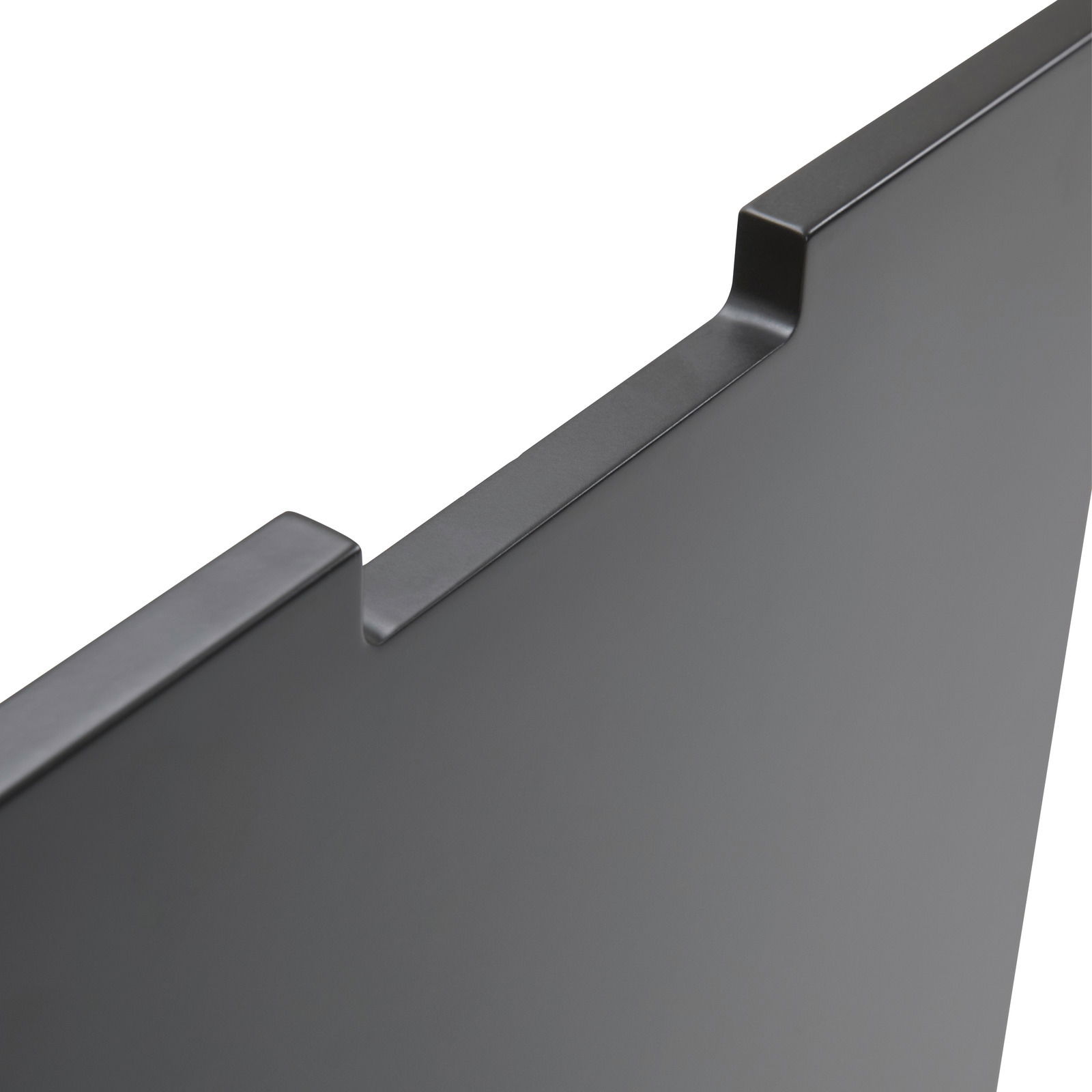 Nahaufnahme einer schwarzen, modernen Seitenplatte mit abgewinkelter Kante, perspektivisch von oben fotografiert.