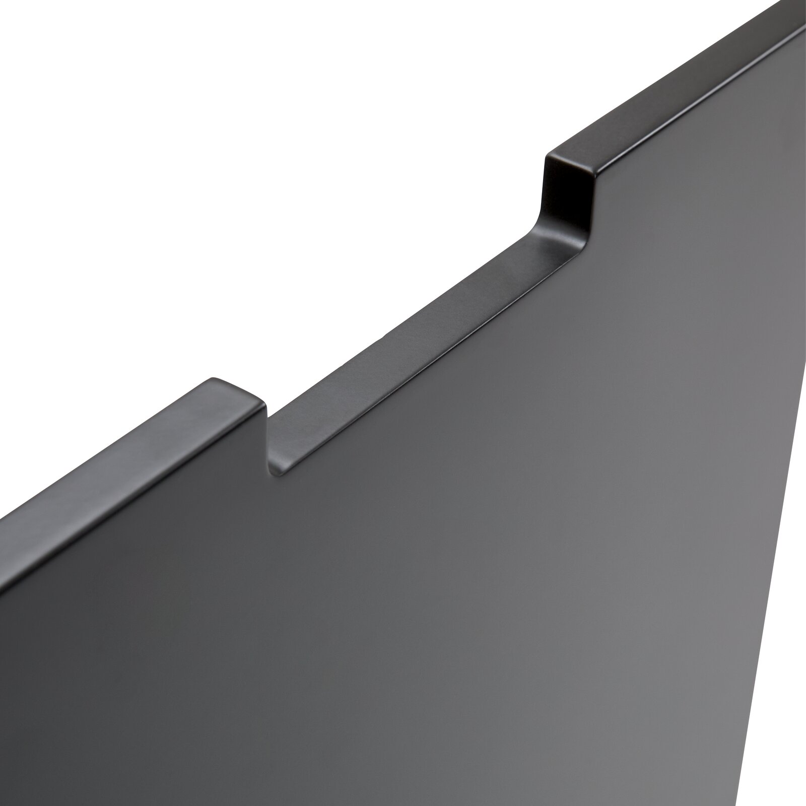 Nahaufnahme einer schwarzen, modernen Seitenplatte mit abgewinkelter Kante, perspektivisch von oben fotografiert.