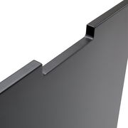 Nahaufnahme einer schwarzen, modernen Seitenplatte mit abgewinkelter Kante, perspektivisch von oben fotografiert.