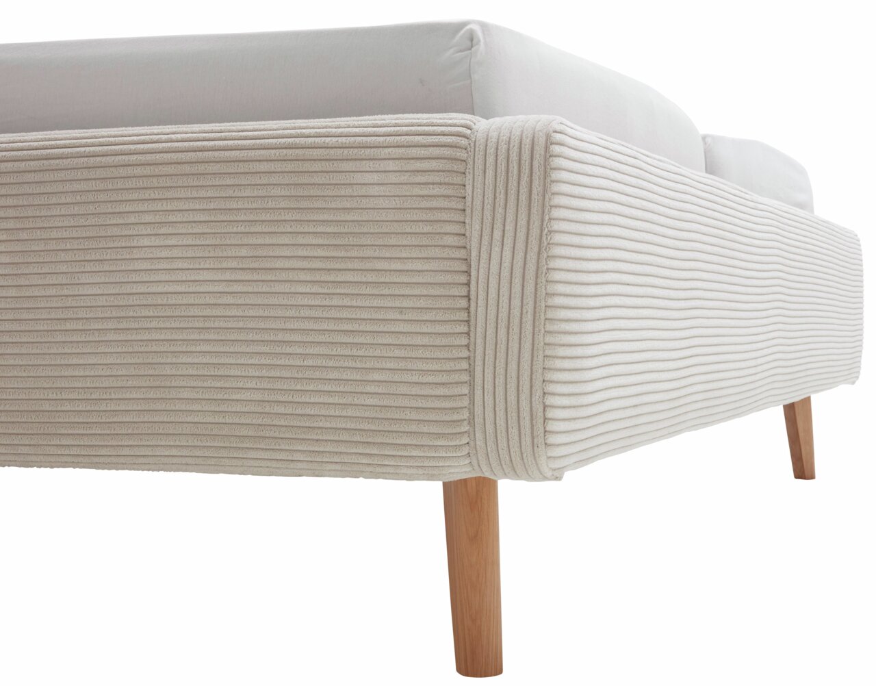 Nahaufnahme eines Polsterbettgestells mit beigem, geripptem Stoffbezug und Holzbeinen, seitliche Perspektive.