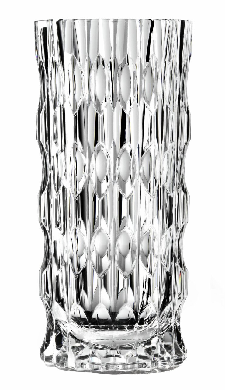 Kristallvase mit facettiertem Design, frontal fotografiert