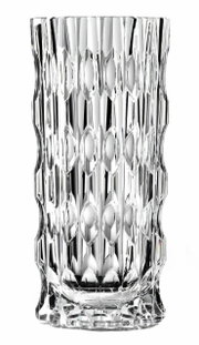 Kristallvase mit facettiertem Design, frontal fotografiert