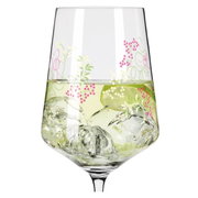 Close-up van een wijnglas met bloemmotieven en ijsblokjes, gevuld met een heldere drank.