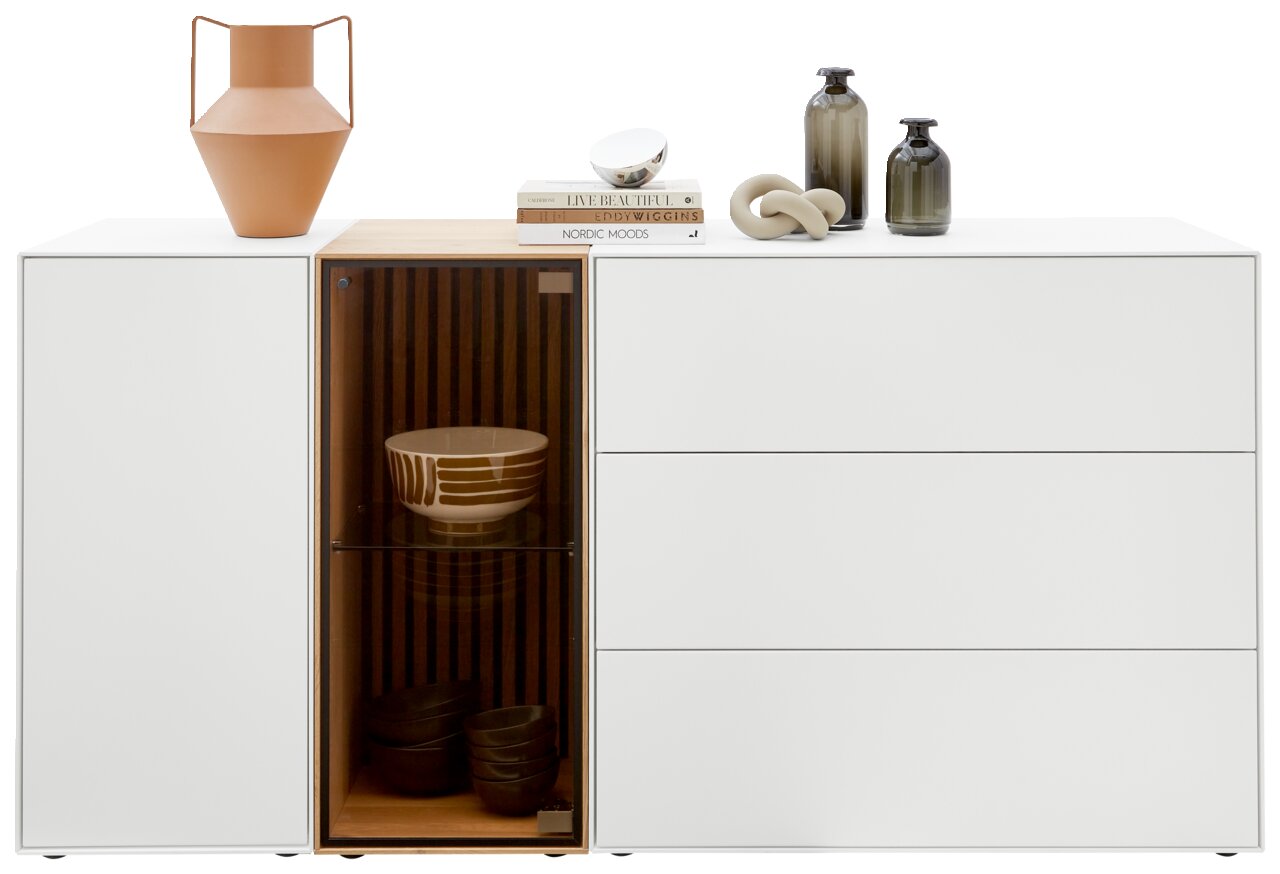 Modernes Sideboard mit Glasvitrine links, dekoriert mit Keramikvasen und Büchern, Frontalansicht
