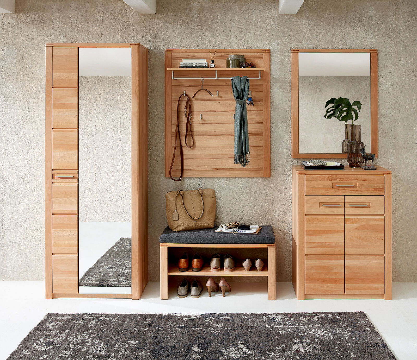 Linea Natura Garderobenpaneel NATURE ONE Garderobenpaneel aus Holz in einer modernen Diele, frontal fotografiert. Integrierte Haken und Ablagefläche, kombiniert mit einem Spiegel und einer Sitzbank mit Schuhablage.