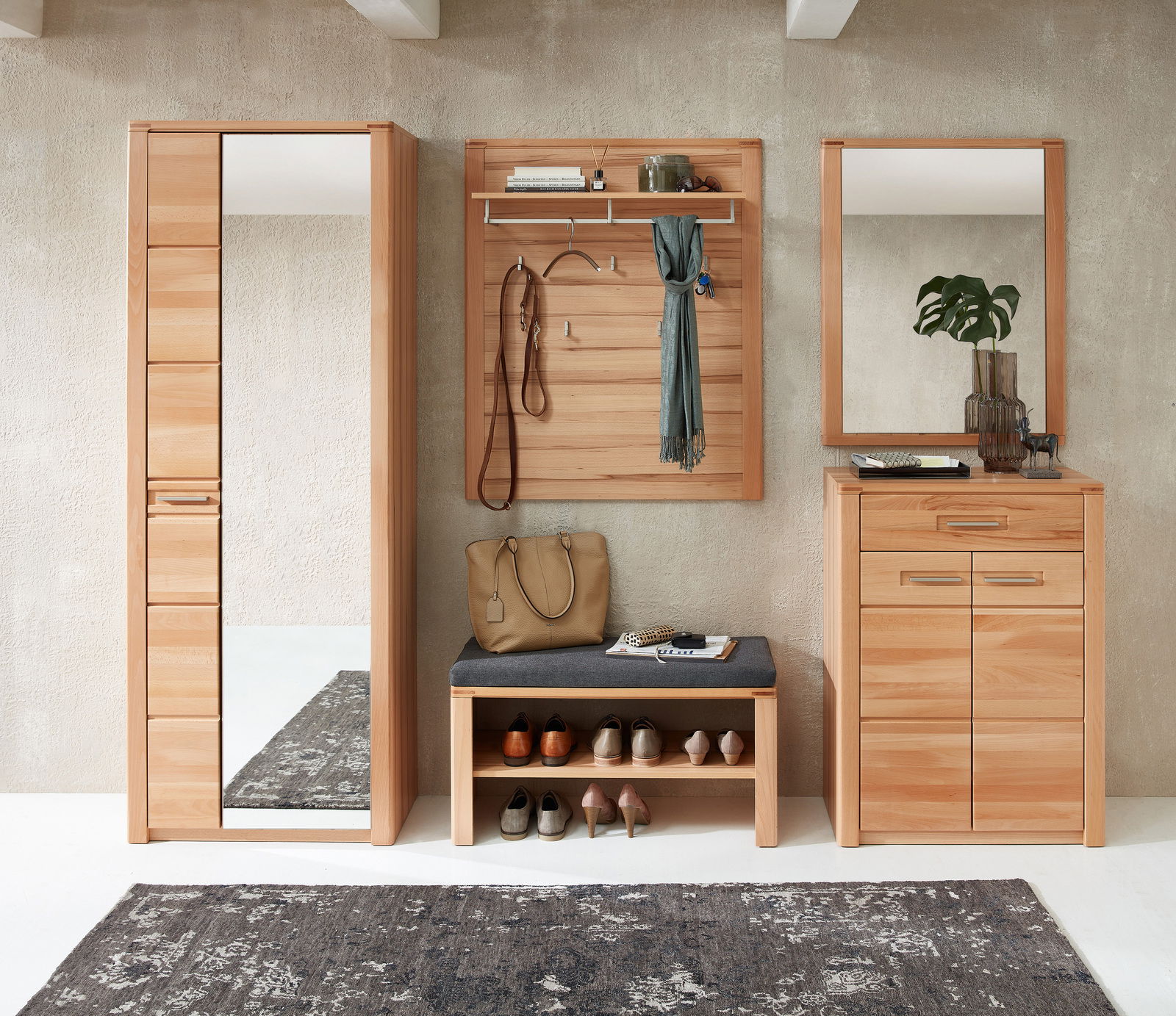 Garderobenpaneel aus Holz in einer modernen Diele, frontal fotografiert. Integrierte Haken und Ablagefläche, kombiniert mit einem Spiegel und einer Sitzbank mit Schuhablage.