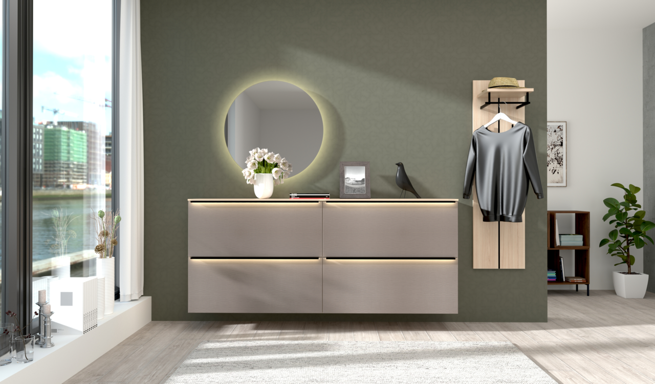 Moderne Garderoben-Kombination mit vier Teilen, bestehend aus einem beleuchteten Spiegel, einer Kommode mit Schubladen und einer Wandgarderobe mit Haken und Ablage, seitliche Perspektive.