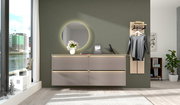 Moderne Garderoben-Kombination mit vier Teilen, bestehend aus einem beleuchteten Spiegel, einer Kommode mit Schubladen und einer Wandgarderobe mit Haken und Ablage, seitliche Perspektive.