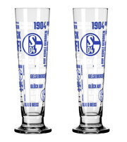 Zwei hohe FC-Schalke-04-Gläser mit blau-weißem Logo- und Schriftzugdekor, in gerader Vorderansicht auf weißem Hintergrund
