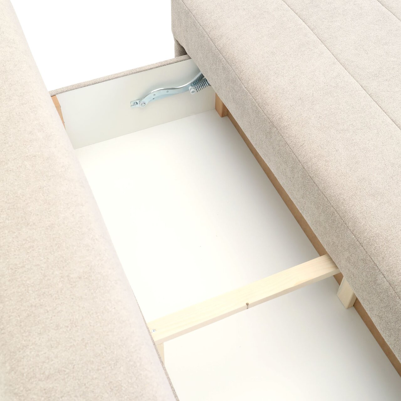 Innenansicht eines Funktionssofas mit geöffneter Stauraumklappe, Perspektive von oben