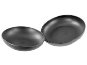 Zwei matte schwarze Servier- oder Suppenschalen in unterschiedlichen Größen, leicht schräg von oben in Seitenansicht fotografiert, vor weißem Hintergrund
