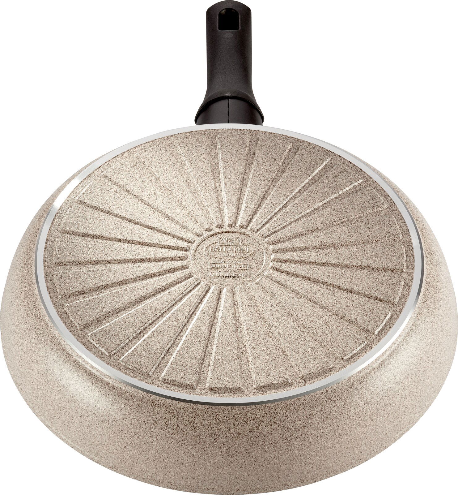 Ansicht von unten einer Bratpfanne mit 32 cm Durchmesser, mit strukturiertem Boden und schwarzem Griff.