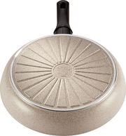 Ansicht von unten einer Bratpfanne mit 32 cm Durchmesser, mit strukturiertem Boden und schwarzem Griff.