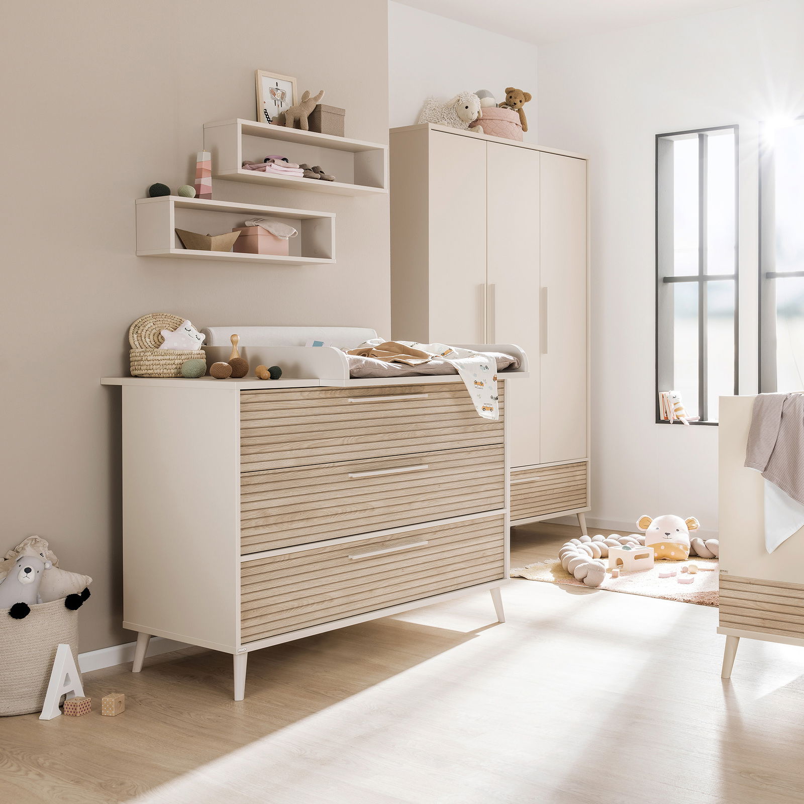 Breite Kommode mit Holzoptik und weißen Akzenten, seitliche Perspektive