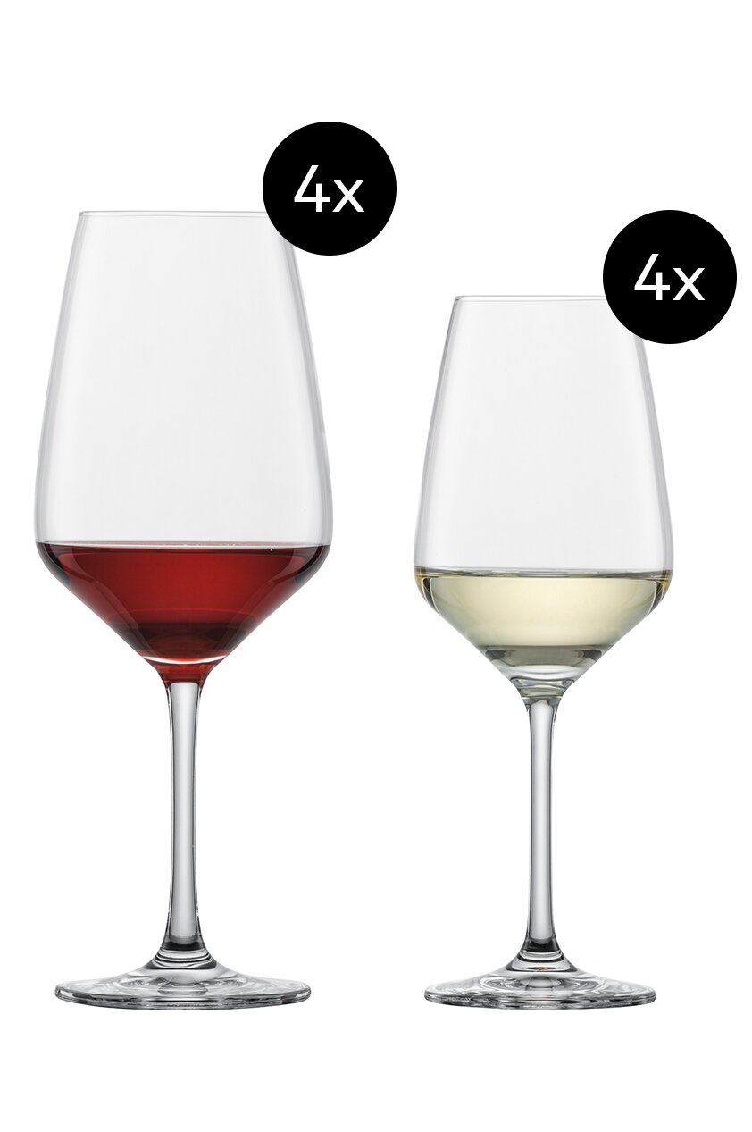 Twee kelkglaasjes, één gevuld met rode wijn en één met witte wijn, gezien vanuit de zijkant. Van elk glas zijn er vier.
