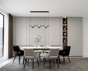 Moderne Pendelleuchte mit drei kugelförmigen Glas-Schirmen an schwarzer Stange über einem Esstisch in minimalistischem Esszimmer, frontale Perspektive auf das Produkt