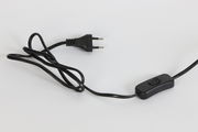 Schwarzes Netzkabel mit Eurostecker und Zwischenschalter, seitliche Perspektive