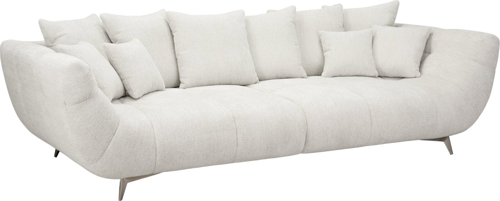Großes, modernes 3-Sitzer-Sofa in Creme/Off-White mit weichem Stoffbezug, tiefen Sitzflächen, geschwungenen Armlehnen, mehreren Rückenkissen und schmalen Metallfüßen, freigestellt vor weißem Hintergrund, Ansicht schräg von vorne