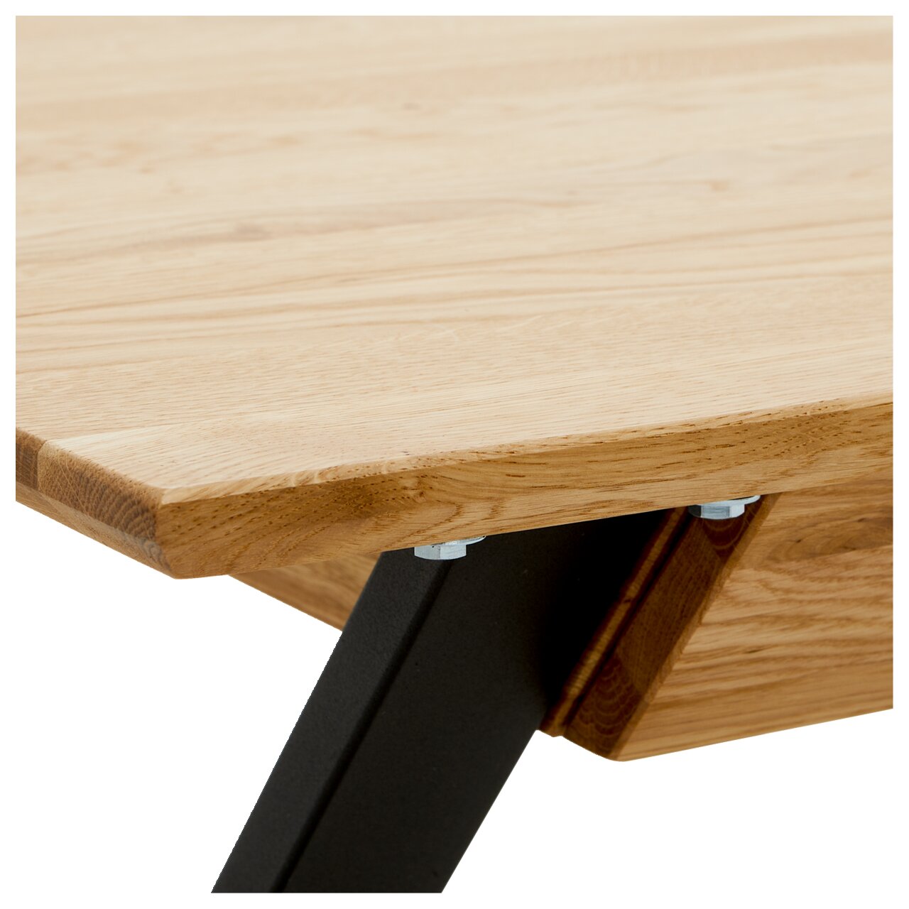 Nahaufnahme einer Schreibtischkante aus Holz mit schwarzem Metallgestell, seitliche Perspektive