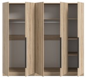 Offener Kleiderschrank in heller Holzoptik mit drei Türen, Kleiderstange und Einlegeböden, Frontansicht