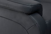 Nahaufnahme einer schwarzen Ledercouch mit Fokus auf die Armlehne und Nahtdetails, seitliche Perspektive.