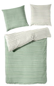 Bettwäsche-Set mit grün-weißen Streifen, bestehend aus einem Bettbezug und zwei Kissenbezügen, aus der Vogelperspektive fotografiert.