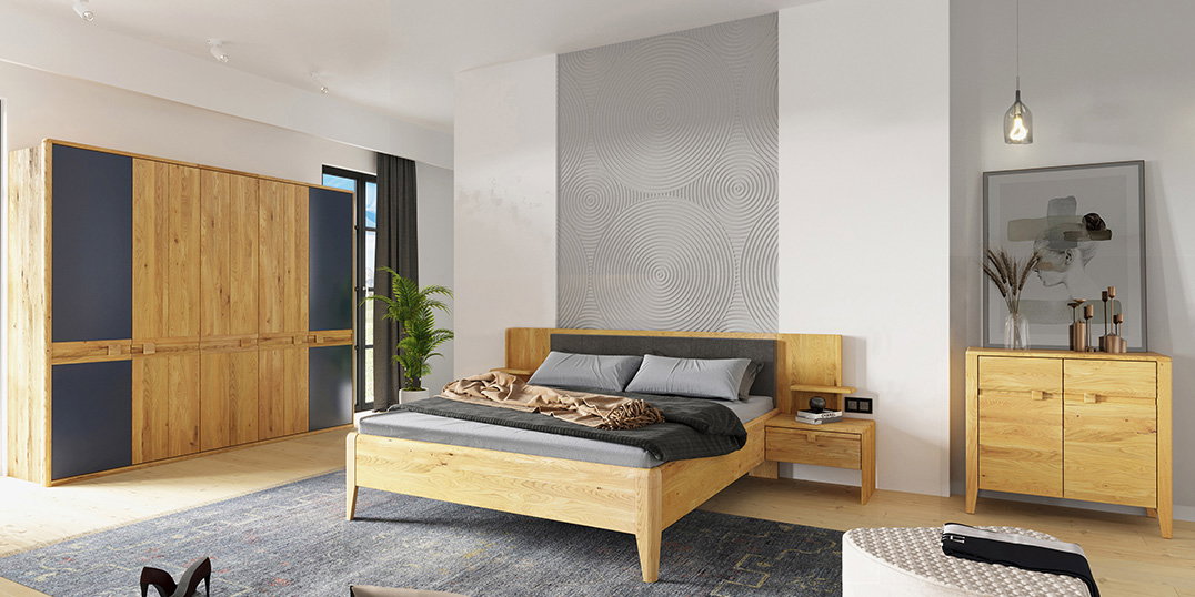 Modernes Schlafzimmer mit Holzbett, großem Schrank und Sideboard, kombiniert mit grauen Akzenten und stilvoller Deko