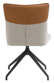 Rückansicht eines modernen Stuhls mit brauner Rückenlehne und grauem Stoffbezug, auf schwarzem Metallgestell.