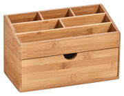 Bambus-Organizer mit mehreren Fächern und einer Schublade, perspektivisch von vorne rechts fotografiert.