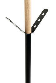 Nahaufnahme eines Garderobenständers mit schwarzem Metallgestell und Holzstab, seitliche Perspektive.