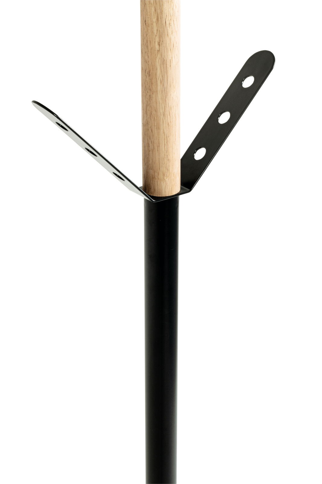 Nahaufnahme eines Garderobenständers mit schwarzem Metallgestell und Holzstab, seitliche Perspektive.