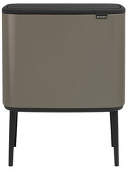 Moderner Abfalleimer in rechteckiger Form mit schwarzem Deckel und Beinen, frontal abgebildet.