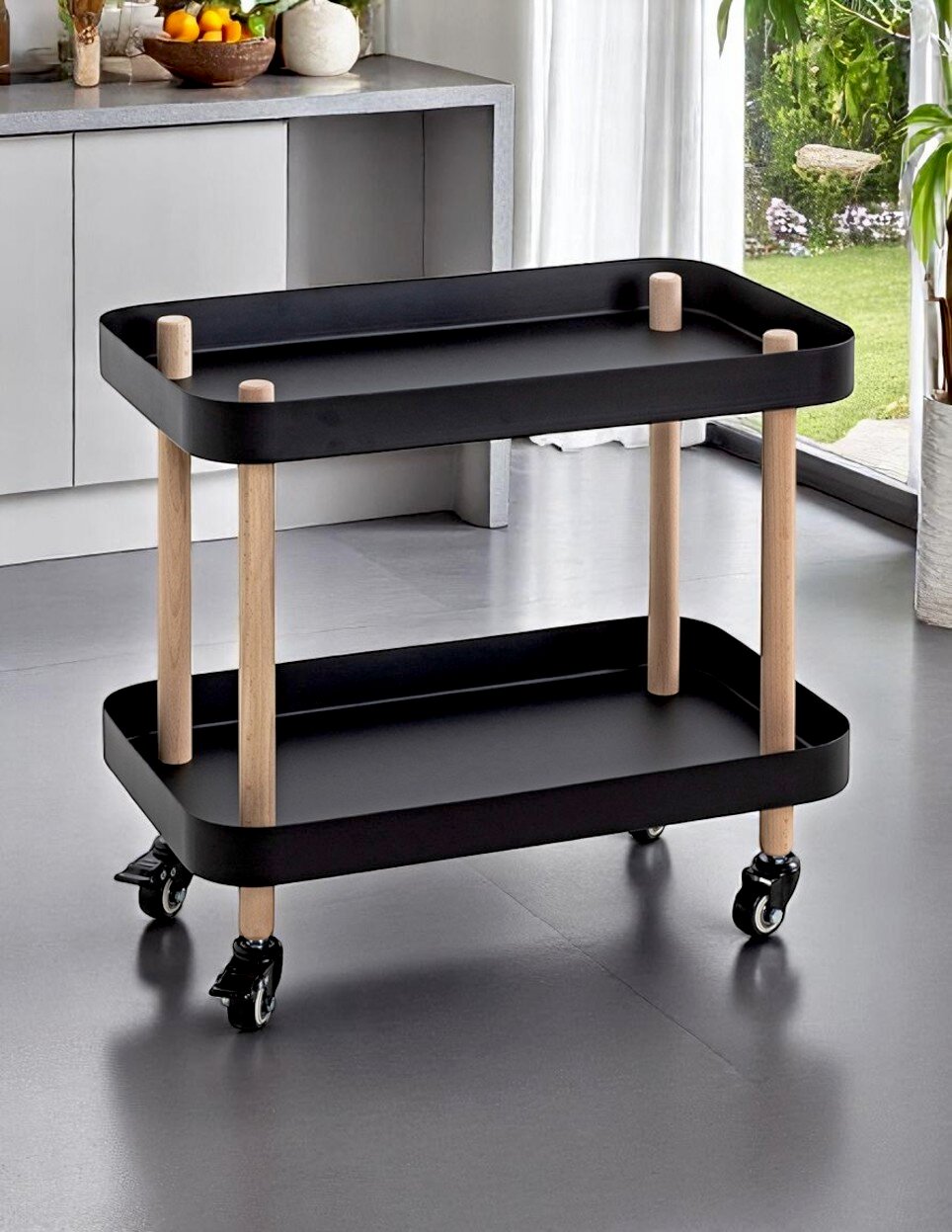 Zurbrüggen Beistelltisch auf Rollen Schwarzer Servierwagen mit zwei Ablagen, Holzbeinen und Rollen in moderner Küche, perspektivische Ansicht von schräg vorn