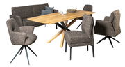 Essgruppe mit Holztisch und gepolsterten Stühlen in Vorderansicht