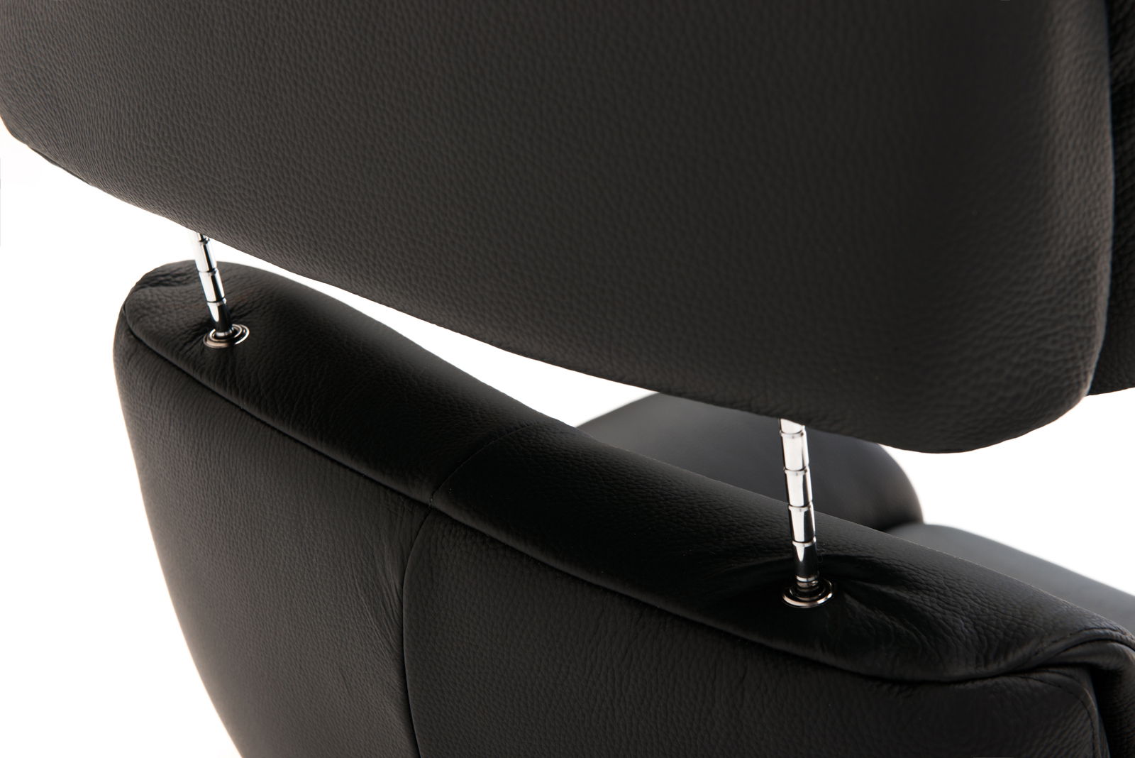 Nahaufnahme der Rückseite eines schwarzen Relaxsessels mit verstellbarer Kopfstütze, seitliche Perspektive