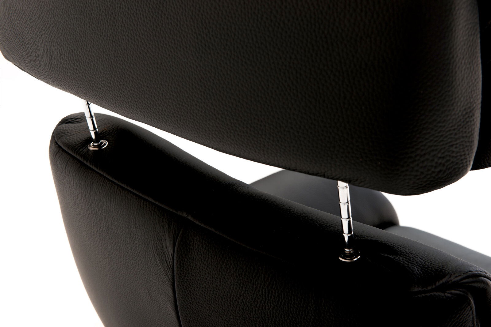 Nahaufnahme der Rückseite eines schwarzen Relaxsessels mit verstellbarer Kopfstütze, seitliche Perspektive