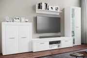 Modernes weißes Wohnzimmermöbel-Set mit TV-Lowboard, Wandregal, Vitrine und Sideboard, frontal aus leicht schräger Perspektive fotografiert; TV und Deko sind zu sehen.