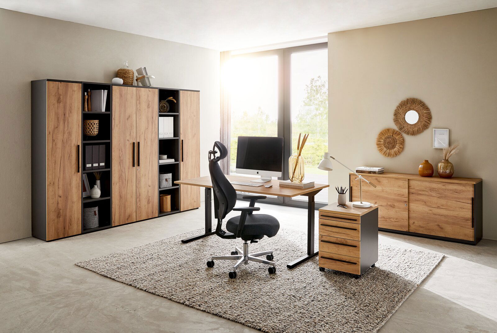 Moderner Aktenschrank 5OH breit in einem stilvollen Büro, seitliche Perspektive.