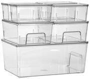 Transparenter 7-teiliger Organizer aus Kunststoff, gestapelt in einer leicht seitlichen Perspektive.