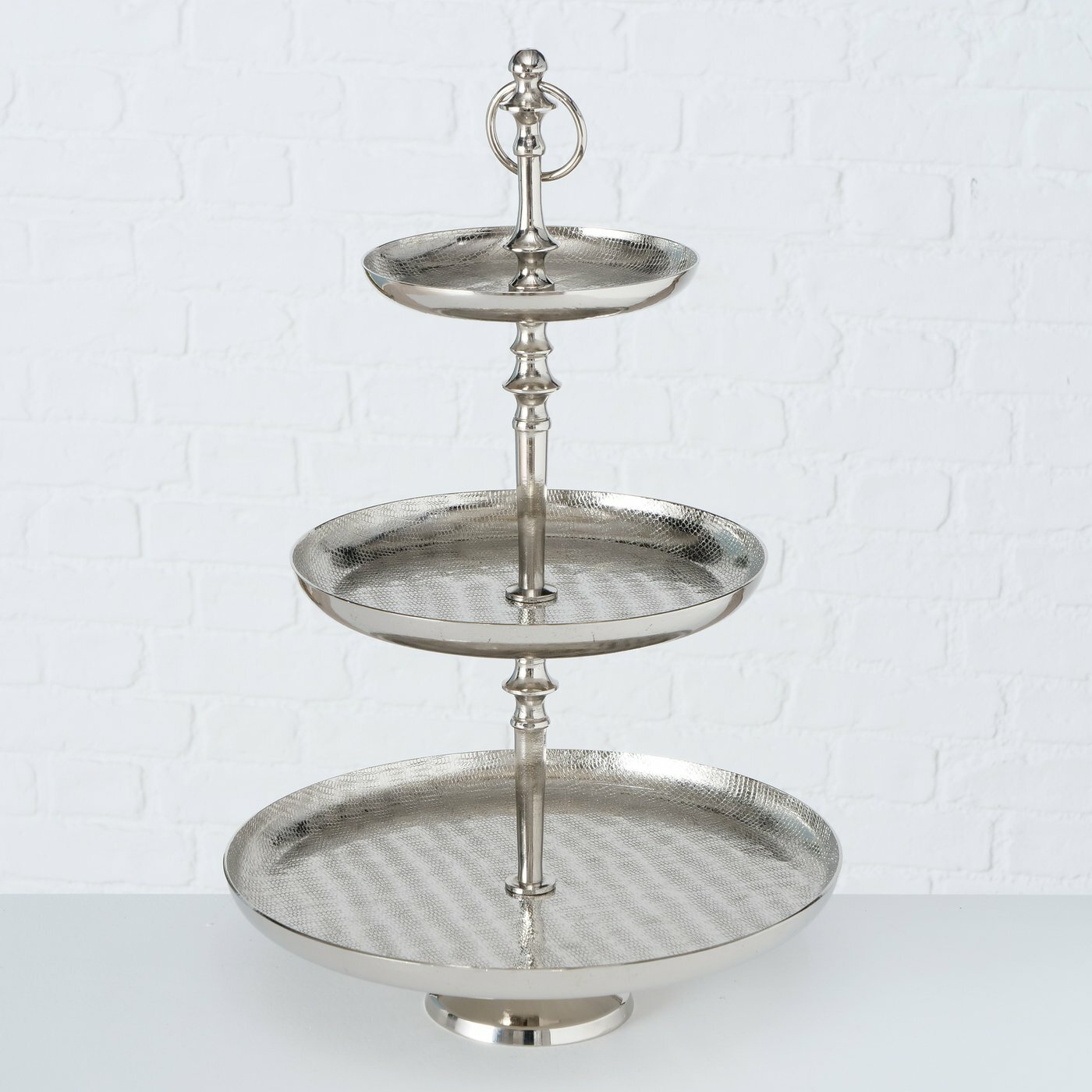 Boltze Deko Etagere H 50cm PASSIA Dreistöckige Etagere aus Aluminium in silberner Farbe, seitliche Perspektive