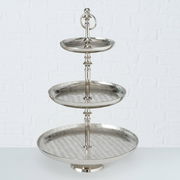 Dreistöckige Etagere aus Aluminium in silberner Farbe, seitliche Perspektive