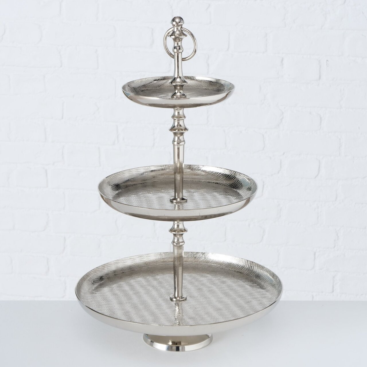 Dreistöckige Etagere aus Aluminium in silberner Farbe, seitliche Perspektive