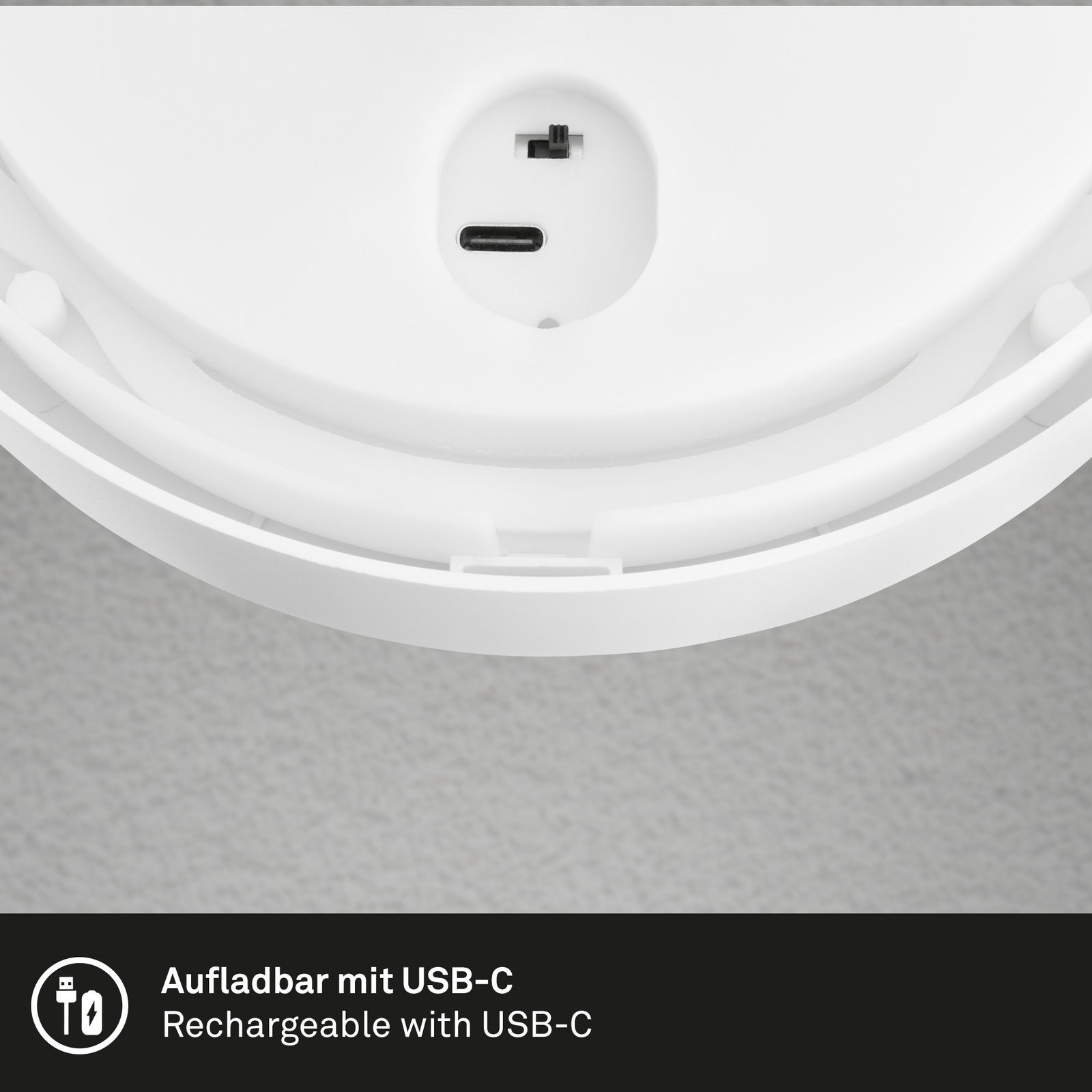 Nahaufnahme einer weißen Akku-Außenwandleuchte mit USB-C-Anschluss, von unten betrachtet.