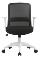 Moderner Drehstuhl mit schwarzer Netzrückenlehne und weißen Armlehnen, Frontalansicht