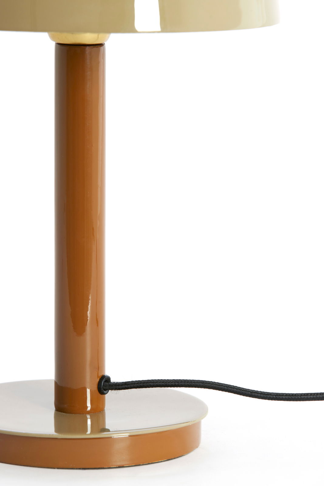 Nahaufnahme einer Tischleuchte mit braunem Standfuß und beigem Lampenschirm, seitliche Perspektive.
