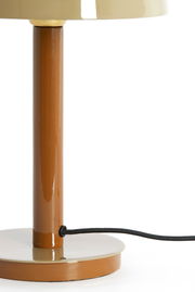 Nahaufnahme einer Tischleuchte mit braunem Standfuß und beigem Lampenschirm, seitliche Perspektive.